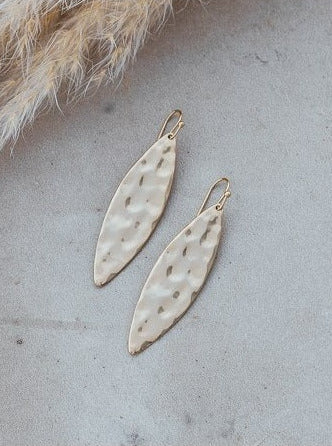 Fluent earring, hammered look, almond shaped, gold plated