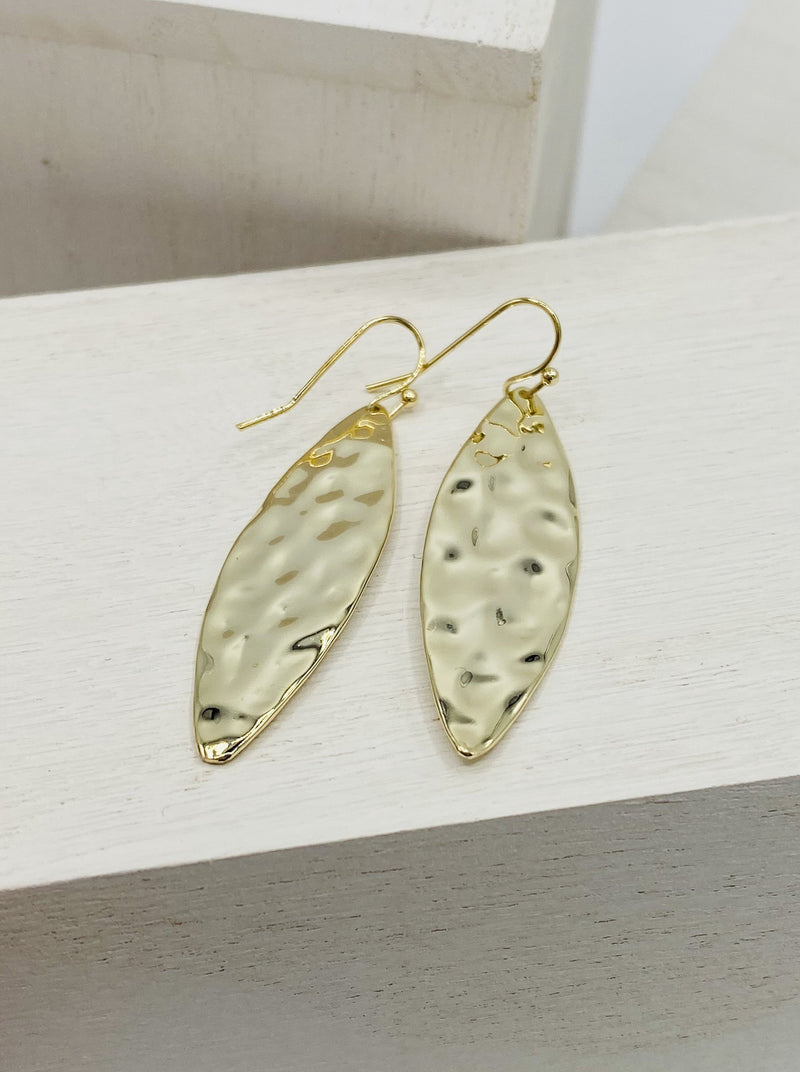 Fluent earring, hammered look, almond shaped, gold plated 